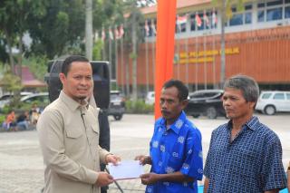 Wali Kota Pekanbaru Salurkan Bantuan 424 Kepada Keluarga Miskin Ekstrem di Lapangan Komplek MPP