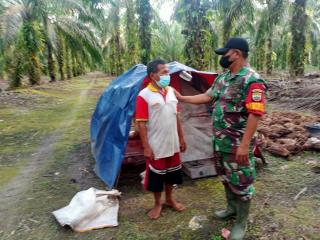 Beri Sembako, Wujud Kepedulian Babinsa Koramil 14/Kepenuhan Terhadap Warga Binaannya