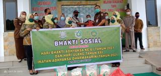 Kejari Kampar Bagi Sembako Kepada Masyarakat dan Purnaja, Dalam Peringati HBA Ke-61 dan IAD Ke XXI