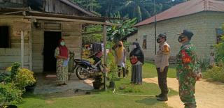 Babinsa Koramil 05/Kampar Kiri, Bersinergi bersama Bhabinkamtibmas Dampingi Nakes Laksanakan Trackin