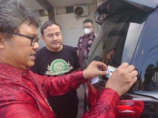 Peringatan Hari Anti Korupsi Sedunia 2022, Kejari Tuban Berbagi Stiker