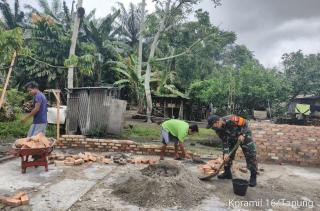 Manunggal Bersama Rakyat, Babinsa Koramil 16/Tapung Bantu Warga Bangun Rumah