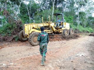 Bersama Warga, Satgas TMMD ke 110 Kodim 0313/KPR Terus Selesaikan Pembukaan Jalan