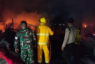 Babinsa Koramil 16/Tapung Bantu Padamkan Api Membakar Kios di Pasar Plamboyan