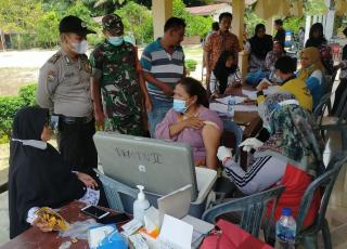 Percepatan Vaksinasi di Sekolqh Terus Dilakukqn, Babinsa Dampingi Vaksinasi di Wilayah Binaannya