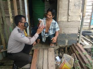 Polisi Di Rengat, Antar Daging Kurban Kepada Warga Distabilitas.