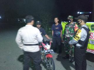 Babinsa KORAMIL 13/Rokan Laksanakan Ops Yustisi Malam Hari