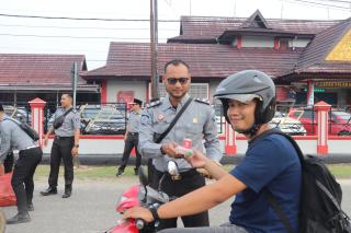 Kalapas Bahtiar Sitepu dan Staf, Bagikan Takjil Gratis Kepada Masyarakat