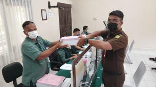 Kejari Kampar Limpahkan Perkara Terdakwa Mys dan Rha ke PN Tipikor