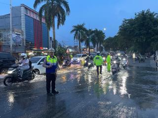Hujan Deras Rendam Pekanbaru, Dirlantas Polda Riau Turun Tangan Urai Kemacetan Bantu Pengendara Mogo