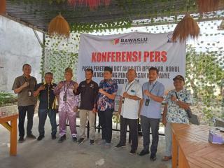 Bawaslu Rohul Gelar Konferensi Pers, Fajrul: Peran Media Sangat Dibutuhkan Dalam Pengawasan Pemilu