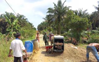 Jalin Keakraban,Babinsa Koramil 04/PKL Kuras Gotong Royong Bersama Warga Cor Jalan Desa