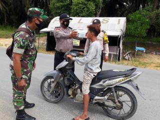 Babinsa Pos Ramil 15/KK Bersinegi Bersama Polsek Krumutan Himbau Prokes di Jalan