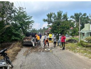 Desa Koto Mesjid Atasi Kerusakan Jalan Provinsi Melalui Gotong Royong Swadaya