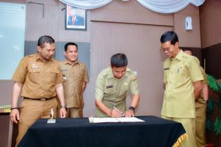 Usai Dilantik Pj Bupati Kampar, 6 Camat di Lingkup Pemkab Kampar  Dilaksanakan Sertijab